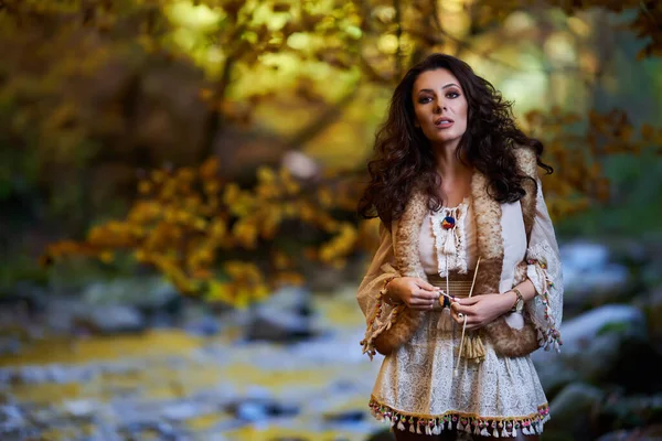 Porträt Einer Schönen Jungen Frau Fluss Mitten Herbst — Stockfoto