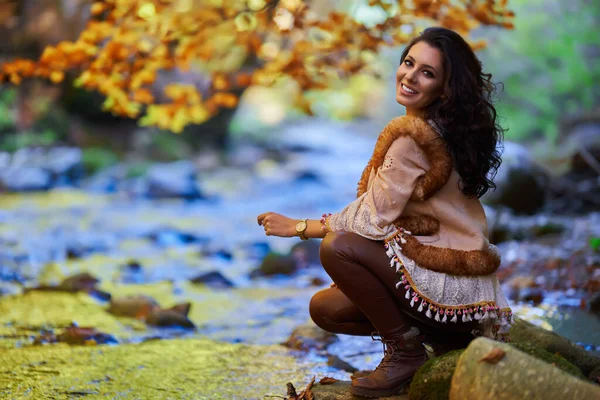 Retrato Uma Bela Jovem Mulher Perto Rio Meados Outono — Fotografia de Stock