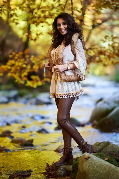 Portret Van Een Mooie Jonge Vrouw Bij Rivier Midden Herfst — Stockfoto