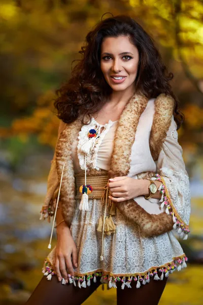 Портрет Красивої Молодої Жінки Біля Річки Середини Осені — стокове фото