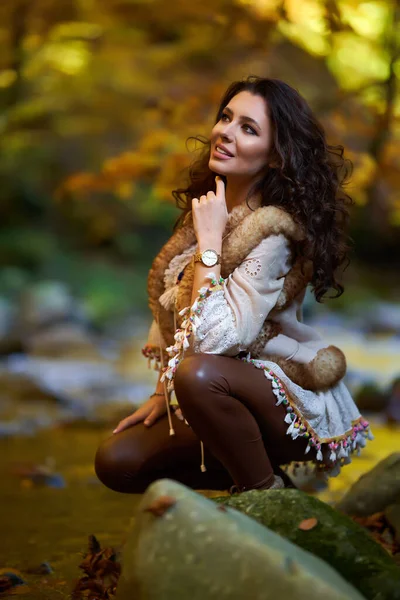 Portret Pięknej Młodej Kobiety Nad Rzeką Połowie Jesieni — Zdjęcie stockowe