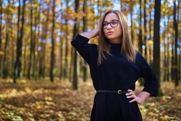 秋のオークの森の中の若い魅力的な白人女性の肖像画 — ストック写真