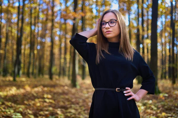 Porträtt Ung Attraktiv Kaukasisk Kvinna Ekskog Hösten — Stockfoto