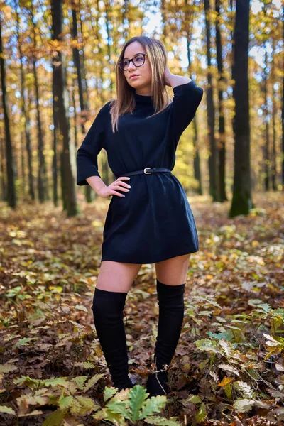 Retrato Uma Jovem Mulher Caucasiana Atraente Uma Floresta Carvalho Durante — Fotografia de Stock