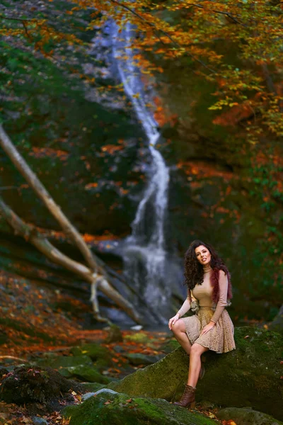 Attraktive Junge Frau Einer Herbstlichen Landschaft Wasserfall — Stockfoto