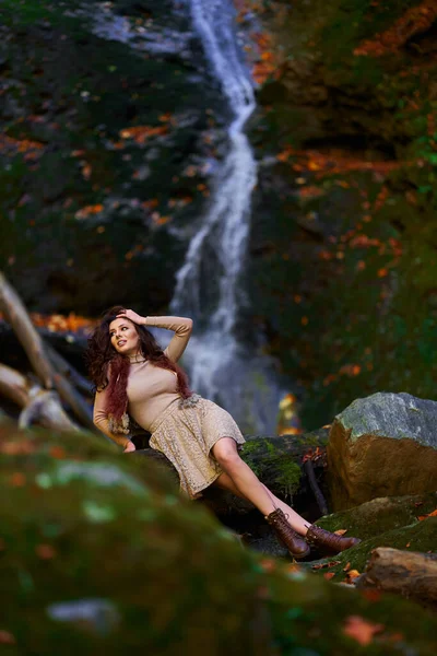 秋の風景の中に魅力的な若い女性は — ストック写真