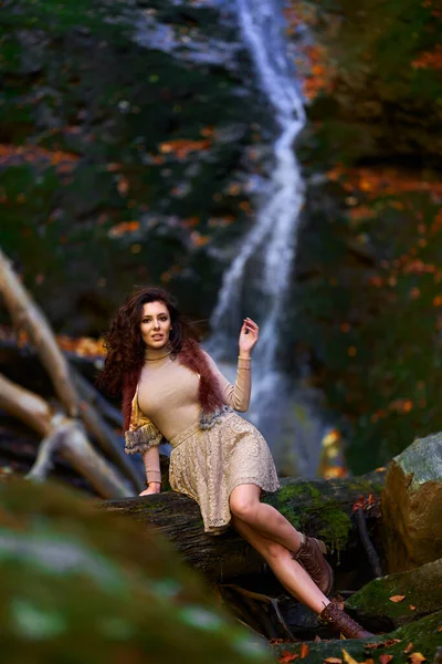 Aantrekkelijke Jonge Vrouw Een Herfstlandschap Bij Een Waterval — Stockfoto