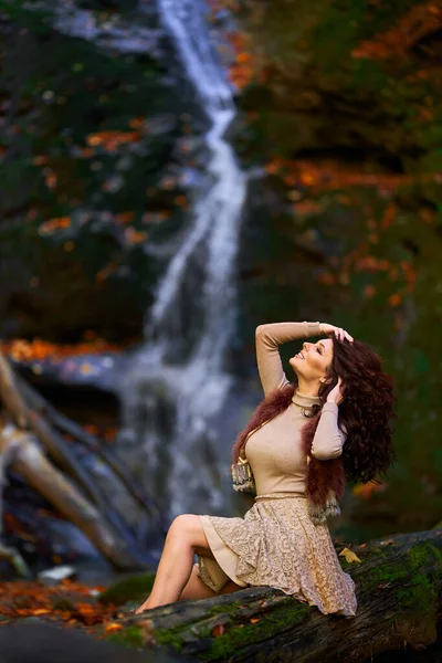 Attraktive Junge Frau Einer Herbstlichen Landschaft Wasserfall — Stockfoto