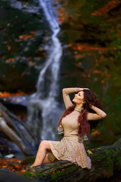 Atraktivní Mladá Žena Podzimní Krajině Vodopádu — Stock fotografie