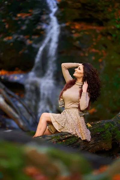 Привлекательная Молодая Женщина Осеннем Пейзаже Водопада — стоковое фото