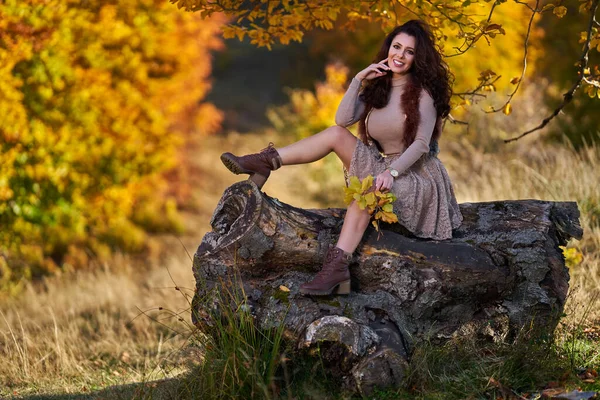 Mooie Elegante Jonge Vrouw Poseren Buiten Herfst Levendige Kleuren Door — Stockfoto