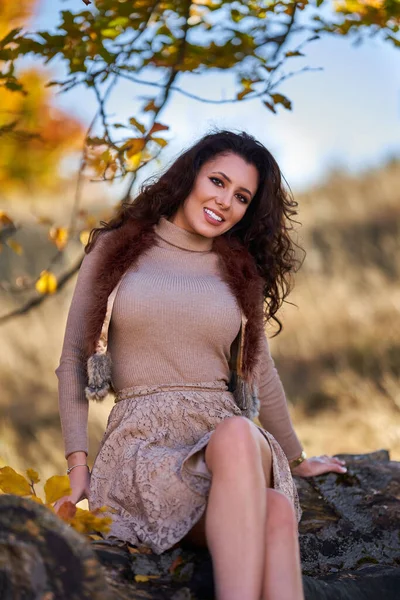 Schöne Elegante Junge Frau Posiert Draußen Herbst Leuchtenden Farben Stumpf — Stockfoto