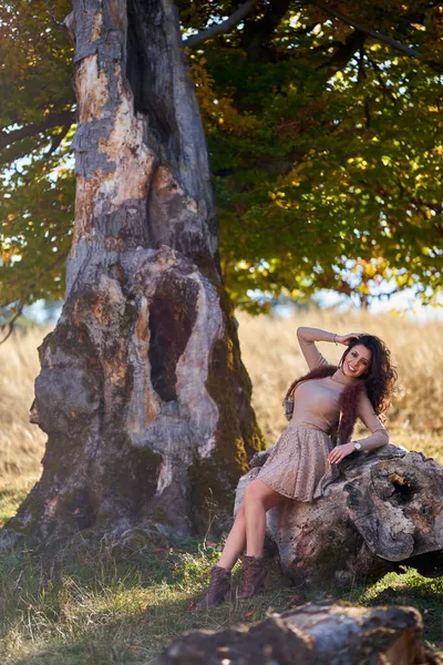 Mulher Bonita Elegante Posando Livre Queda Cores Vibrantes Pelo Toco — Fotografia de Stock