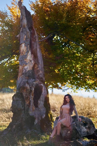 Mooie Elegante Jonge Vrouw Poseren Buiten Herfst Levendige Kleuren Door — Stockfoto