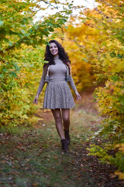 森の中の秋のカラフルな木々に囲まれた美しい幸せな若い女性 — ストック写真