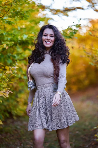 Mooie Gelukkige Jonge Vrouw Omringd Door Herfst Kleurrijke Bomen Het — Stockfoto