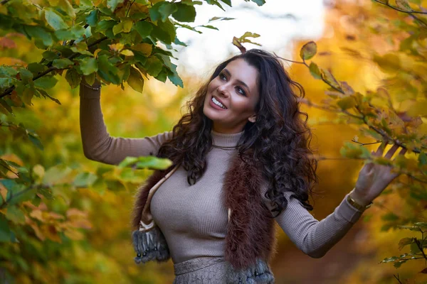 Beautiful Happy Young Woman Surrounded Autumn Colorful Trees Forest — Stock Photo, Image