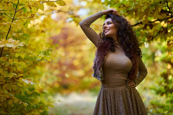 Schöne Glückliche Junge Frau Umgeben Von Herbstlich Bunten Bäumen Wald — Stockfoto