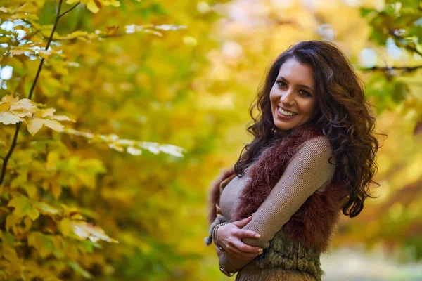 Piękna Szczęśliwa Młoda Kobieta Otoczona Jesiennymi Kolorowymi Drzewami Lesie — Zdjęcie stockowe