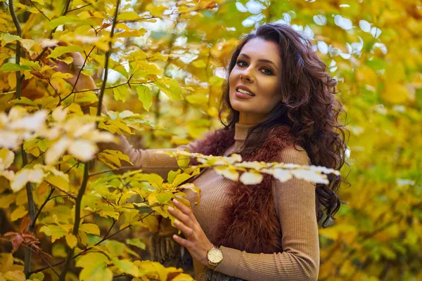Vacker Glad Ung Kvinna Omgiven Höst Färgglada Träd Skogen — Stockfoto