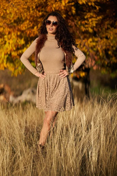 Piękna Młoda Kobieta Zachodzie Słońca Jesiennych Kolorach Przy Lesie — Zdjęcie stockowe