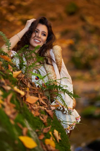 Retrato Uma Bela Jovem Mulher Perto Rio Meados Outono — Fotografia de Stock