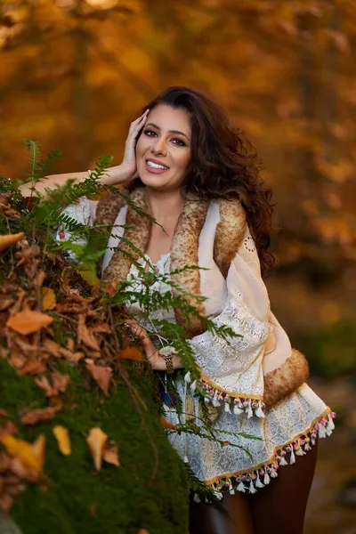 Portrait Une Belle Jeune Femme Bord Rivière Automne — Photo