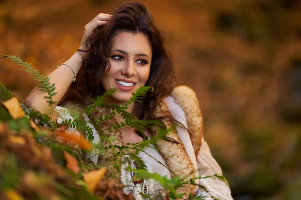 Portrét Krásné Mladé Ženy Řeky Uprostřed Podzimu — Stock fotografie