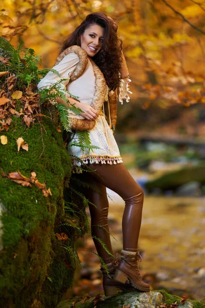 Porträtt Vacker Ung Kvinna Vid Floden Mitt Hösten — Stockfoto