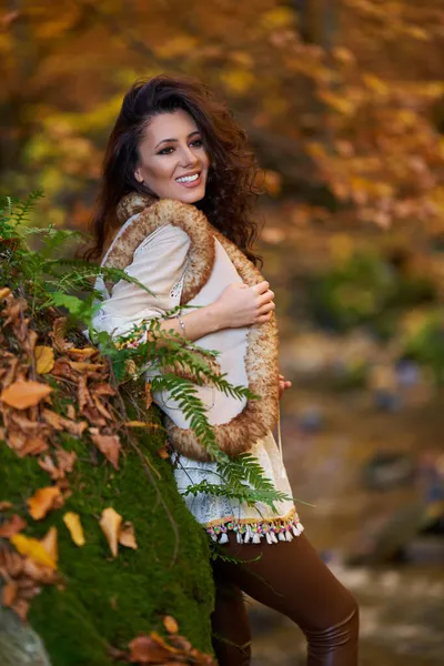 Portret Van Een Mooie Jonge Vrouw Bij Rivier Midden Herfst — Stockfoto