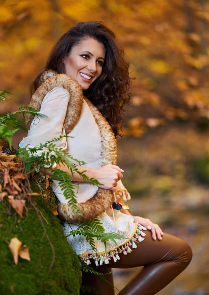 Ritratto Una Bella Giovane Donna Sul Fiume Metà Autunno — Foto Stock