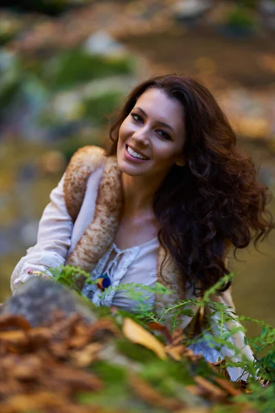 Ritratto Una Bella Giovane Donna Sul Fiume Metà Autunno — Foto Stock