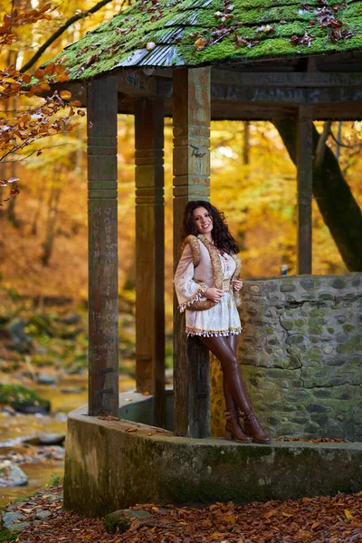 Portrait Beautiful Young Woman River Mid Autumn — Stock Photo, Image