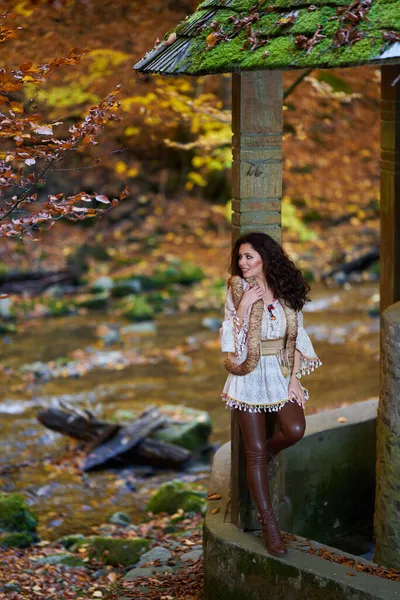 Портрет Красивой Молодой Женщины Реки Середины Осени — стоковое фото