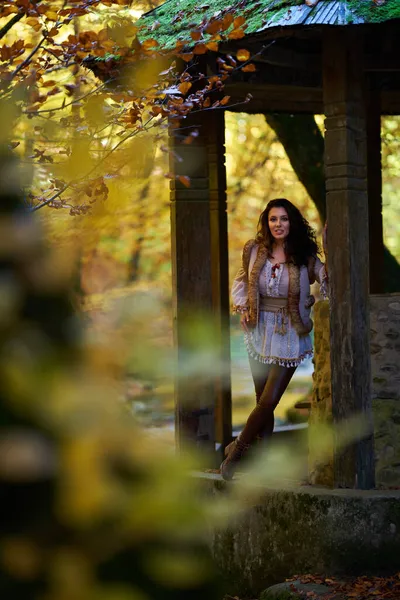 Портрет Красивой Молодой Женщины Реки Середины Осени — стоковое фото