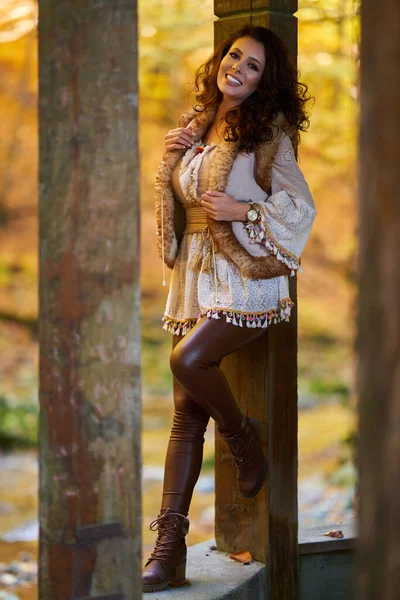 Portret Van Een Mooie Jonge Vrouw Bij Rivier Midden Herfst — Stockfoto