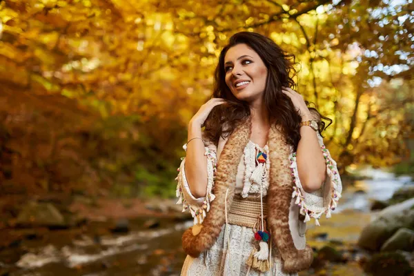 Portret Van Een Mooie Jonge Vrouw Bij Rivier Midden Herfst — Stockfoto