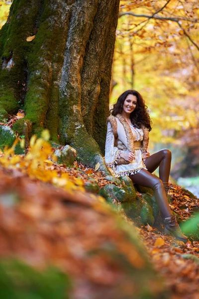 Portrét Krásné Mladé Ženy Řeky Uprostřed Podzimu — Stock fotografie