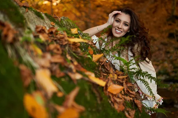 Portret Van Een Mooie Jonge Vrouw Bij Rivier Midden Herfst — Stockfoto