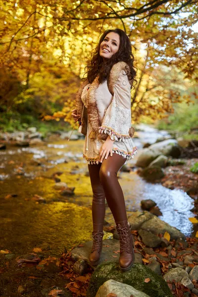Portret Van Een Mooie Jonge Vrouw Bij Rivier Midden Herfst — Stockfoto