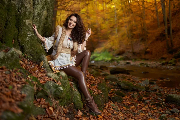 Портрет Красивої Молодої Жінки Біля Річки Середини Осені — стокове фото