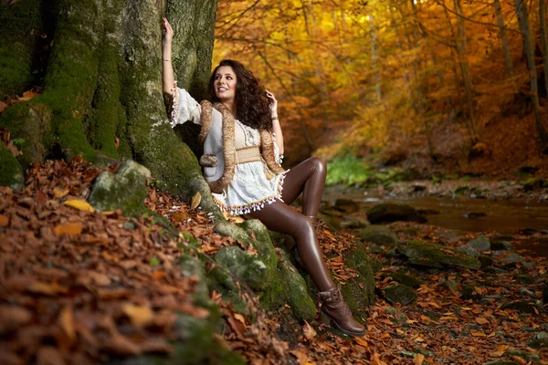 Portrait Une Belle Jeune Femme Bord Rivière Automne — Photo