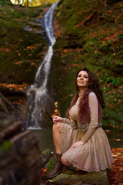 Attraktive Junge Frau Einer Herbstlichen Landschaft Wasserfall — Stockfoto