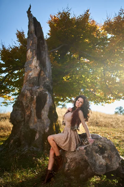 Piękny Elegancki Młoda Kobieta Pozowanie Zewnątrz Jesieni Żywe Kolory Przez — Zdjęcie stockowe