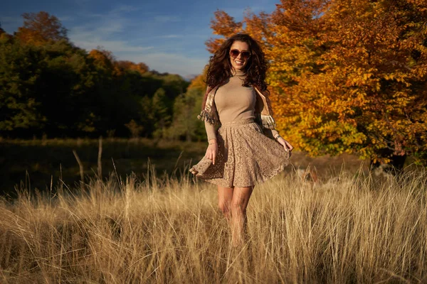 Krásná Mladá Žena Při Západu Slunce Podzimních Barvách Lesa — Stock fotografie