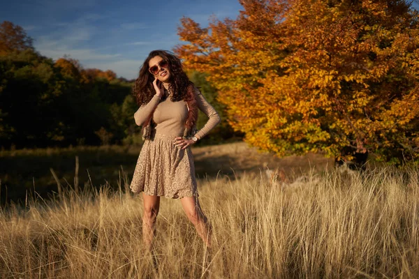 Bella Giovane Donna Tramonto Nei Colori Autunnali Dalla Foresta — Foto Stock