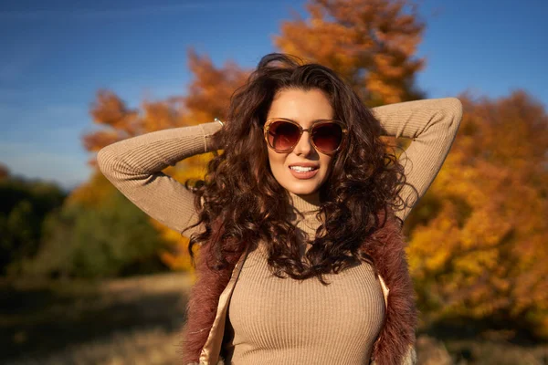 Belle Jeune Femme Coucher Soleil Dans Les Couleurs Automne Près — Photo