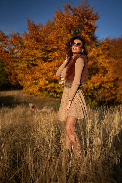 가을에 지나가는 아름다운 아가씨 — 스톡 사진