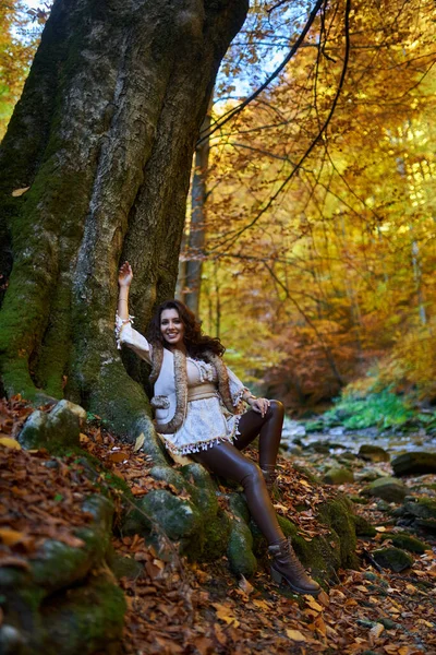 Portret Van Een Mooie Jonge Vrouw Bij Rivier Midden Herfst Stockfoto