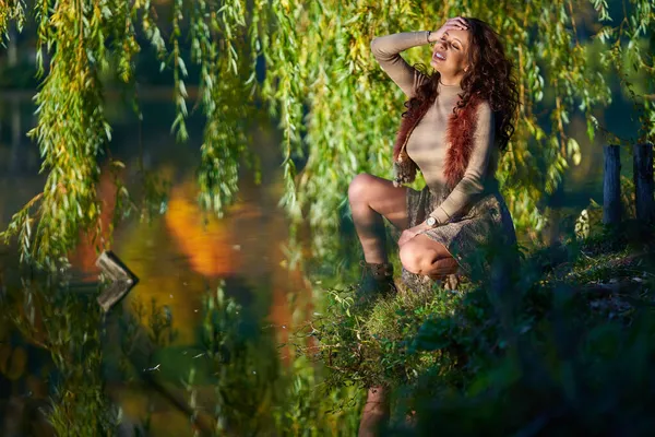 Mooie Blanke Vrouw Aan Het Meer Vlakbij Een Wilgenboom Herfstportret — Stockfoto